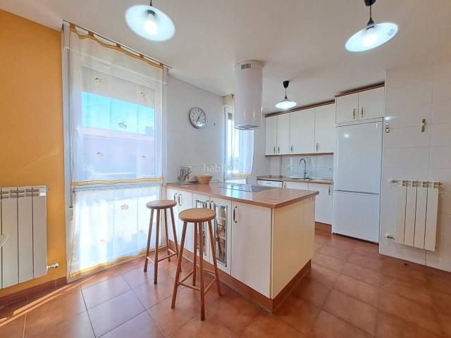 Chalet en venta en Valdorros. ESTUPENDO CHALET COMO NUEVO CON JARDIN, TERRAZA, GARAJE Y ATICO A UN PASO DE BURGOS. Chalets.