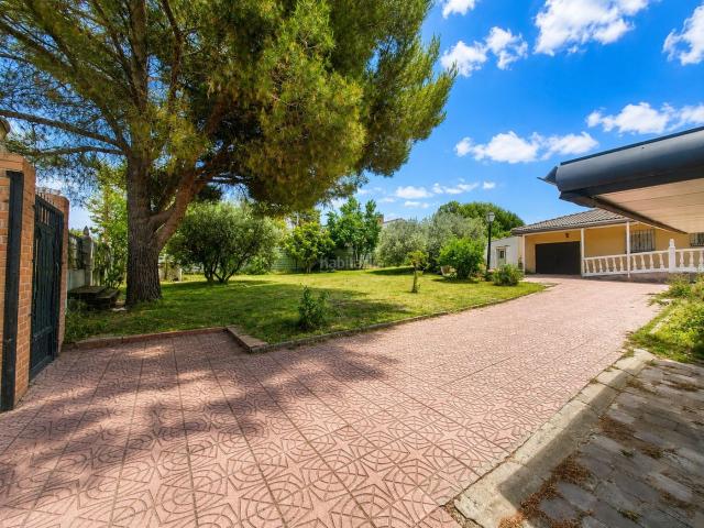 Chalet en venta en Valdeavero. ¿Buscas espacio, naturaleza y rentabilidad a un paso de la ciudad?. Chalets.
