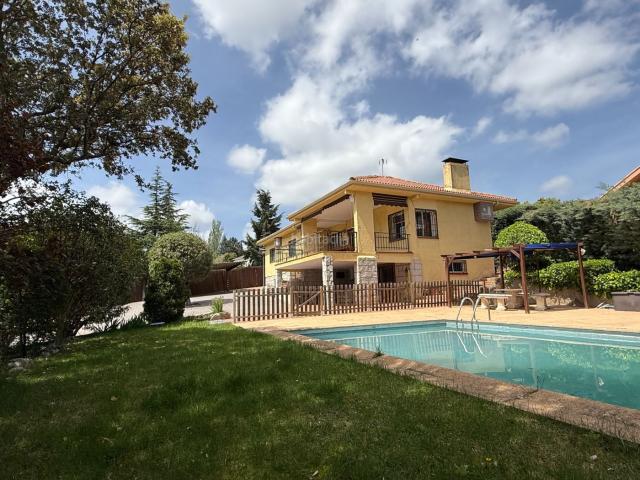 Chalet en venta en Valdemorillo, Mojadillas Parque de las Infantas El Paraiso. CHALET CON GRAN PARCEL, EN UNA DE LAS MEJORES URBANIZACIONES DE VALDEMORILLO. Chalets.