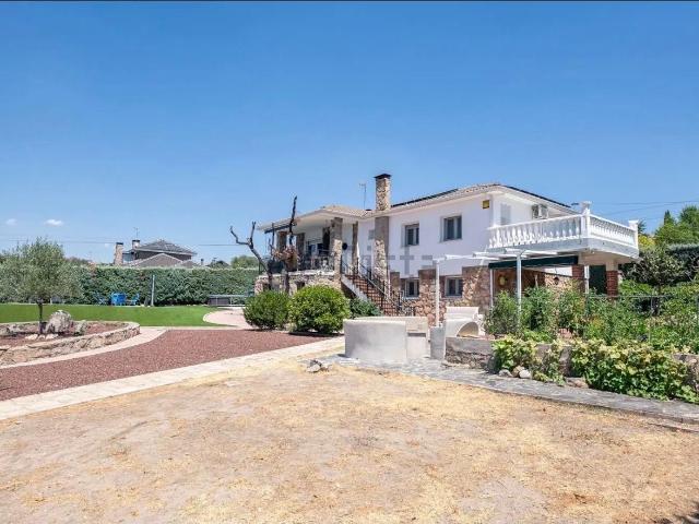 Chalet en venta en Valdemorillo, Cerro Alarcón. CHALET CON DOS PLANTAS Y PARCELA DE 1300 EUROS CON PISCINA. Chalets.
