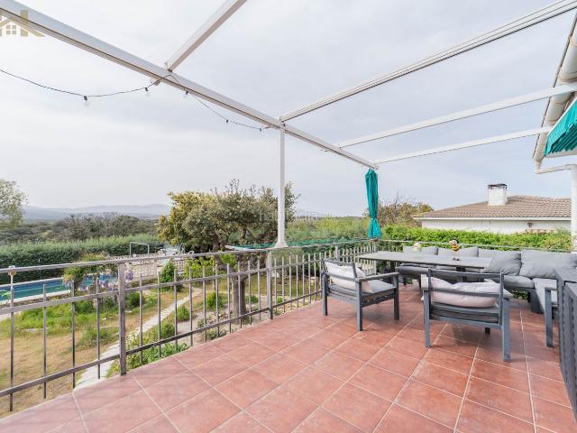 Chalet en venta en Valdemorillo, Cerro Alarcón. ¡Chalet para entrar a vivir, con 3 buenos dormitorios!. Chalets.