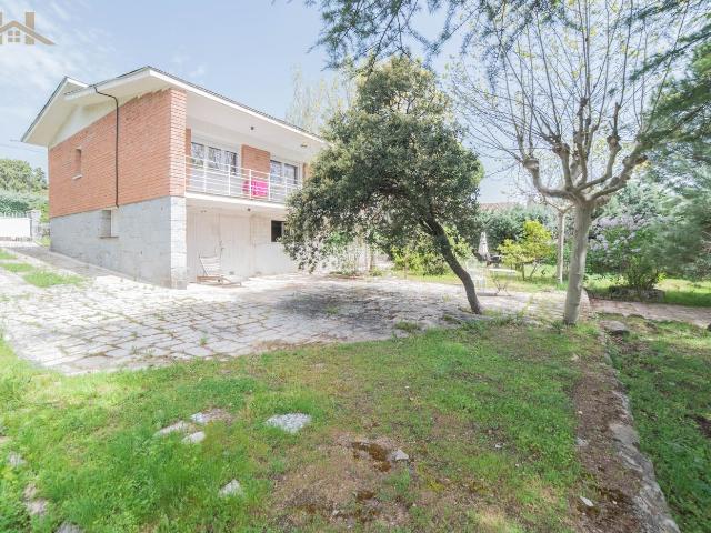 Chalet en venta en Valdemorillo, Cerro Alarcón. ¡Este chalet no solo es un hogar, sino una inversión en calidad de vida!. Chalets.