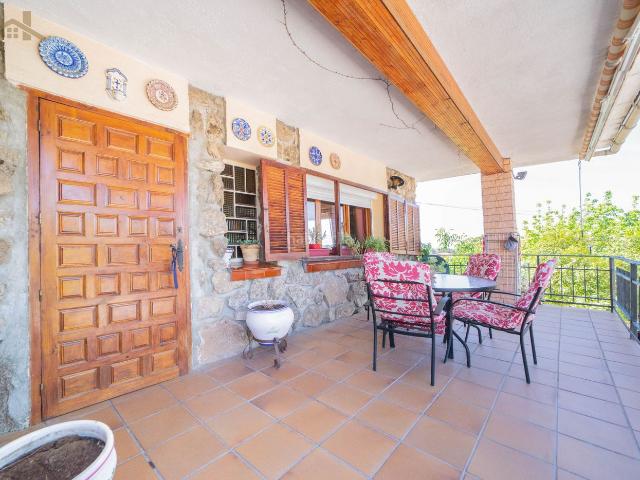 Chalet en venta en Valdemorillo, Cerro Alarcón. HOGARES VENDE CHALET INDEPENDIENTE EN CERRO DE ALARCON. Chalets.