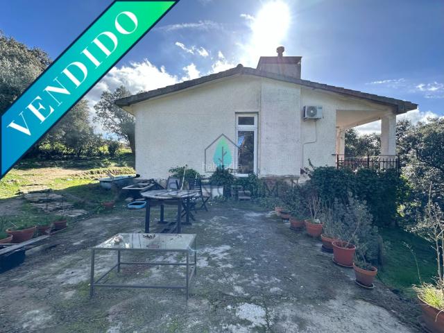 Chalet en venta en Valdemorillo, Cerro Alarcón. HALET INDEPENDIENTE EN UNA PLANTA, CON PARCELA NATURAL DISEÑADA Y MÁXIMA PRIVACIDAD. Chalets.