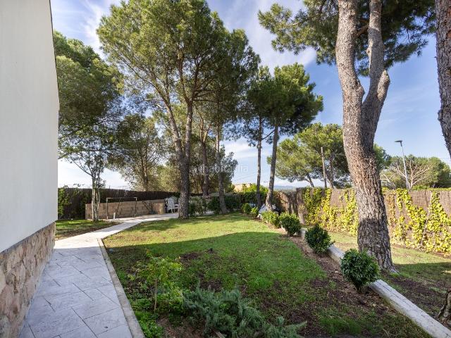 Chalet en venta en Valdemorillo, Pino Alto Navarredonda. CAPITAL HOME VENDE CHALET INDEPENDIENTE EN PLANTA. Chalets.