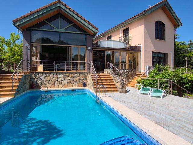 Chalet en venta en Valdemorillo, Pino Alto Navarredonda. Casa o chalet independiente en venta en Pico de Almanzor. Chalets.