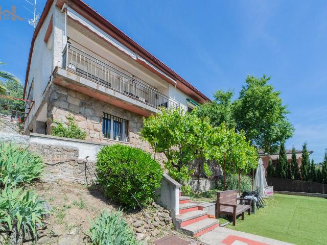 Chalet en venta en Valdemorillo, Pino Alto Navarredonda. Chalet independiente con espectaculares vistas en Puentelasierra Jarabeltrán Pino Altorán. Chalets.