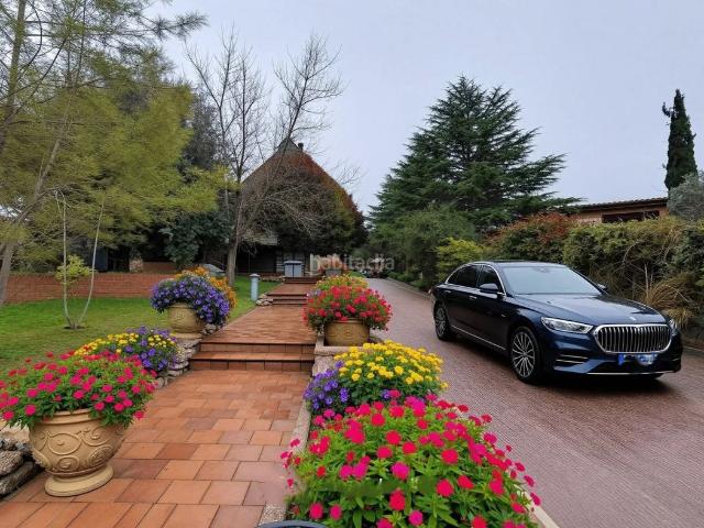Chalet en venta en Valdemorillo, Pino Alto Navarredonda. Puentelasierra, gran chalet de esquina. Chalets.