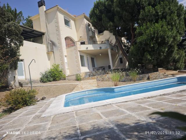 Chalet en venta en Valdemorillo, Pino Alto Navarredonda. VIVIENDA UNIFAMILIAR DE DISEÑO CON PISCINA PRIVADA Y BONITA PARCELA. Chalets.