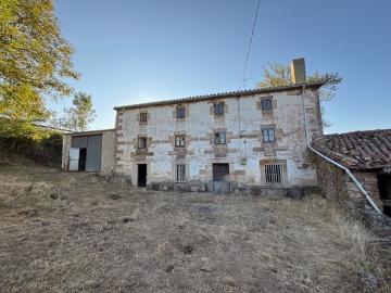 Valdeolea, Cantabria - Plaza aparcamiento