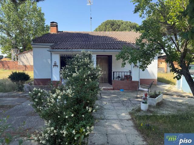Chalet en venta en Valdestillas. Oportunidad Chalet Independiente en Urbanización La Negralada de dos dormitorios. Chalets.