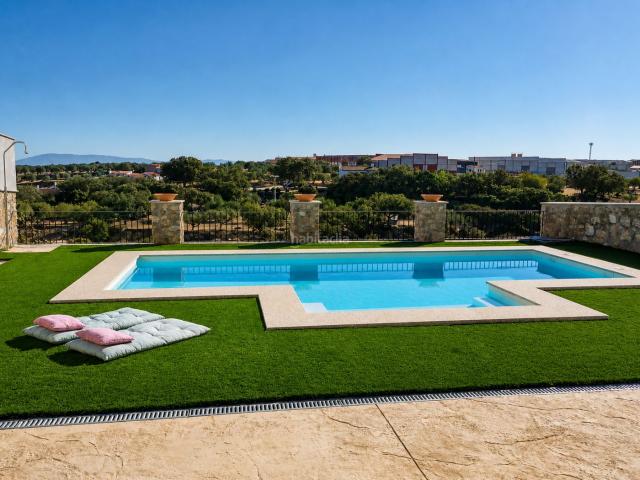 Chalet en venta en Valencia de Alcántara. Chalet independiente de carácter señorial con piscina, vistas y eficiencia energética C en Valencia de Alcántara. Chalets Valencia de.