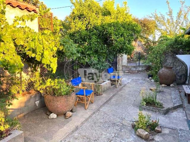 Chalet en venta en Valencia de Alcántara. Chalet independiente de 129m de vivienda distribuido en 5 habitaciones y 2 baños, con zonas exteriores ajardinadas, terrazas y gar. Chalets Valencia de.