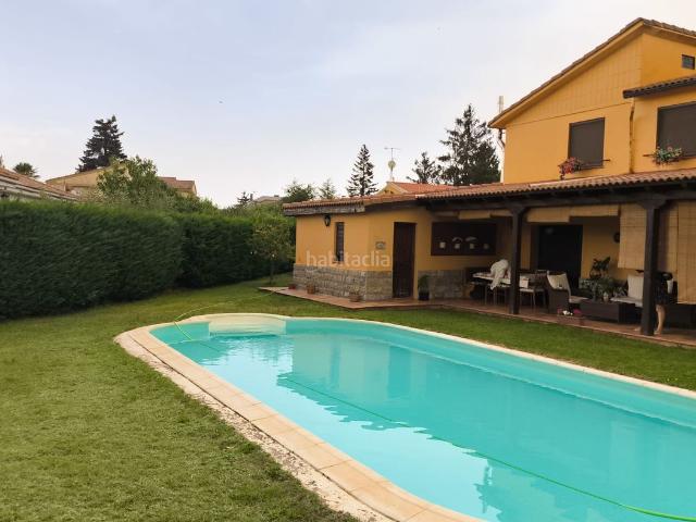 Chalet en venta en Valencia de Don Juan. Chalet independiente en venta en Calle los Nogales. Chalets Valencia de Don.