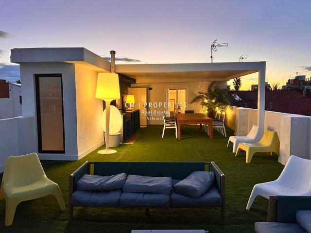 Chalet en venta en Valencia, El Cabanyal El Canyamelar. Casa independiente a cincuenta metros de la playa. Chalets.