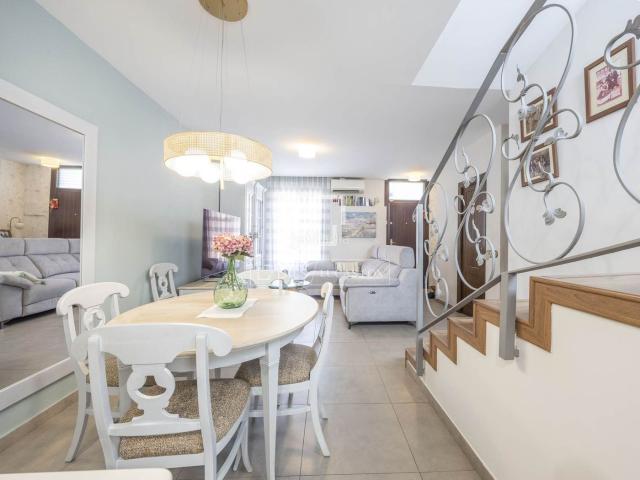 Chalet en venta en Valencia, Els Orriols. Casa villa en excelentes condiciones de 4 dormitorios en venta en El Pla del Real. Chalets.