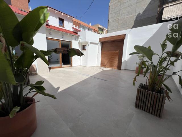 Chalet en venta en Valencia, Torrefiel. Exclusiva vivienda esquinera completamente rehabilitada en el barrio de Rascanya Valencia. Chalets.