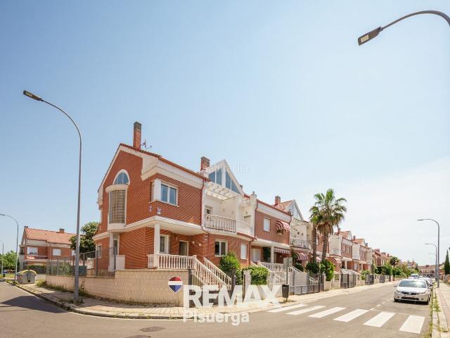 Chalet en venta en Valladolid, Covaresa. Vivienda ideal para disfrutar de un espacio familiar con tranquilidad y buena luz natural. Chalets.