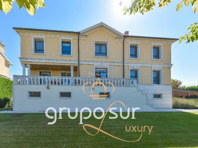 Chalet en venta en Valladolid, El Berrocal. Magnífico chalet de lujo con piscinas y zonas comunitarias en Fuente Berrocal, a 10 minutos del centro de Valladolid. Chalets.