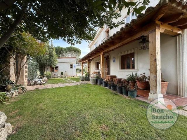 Chalet en venta en Valladolid, Extrarradio. Atención a todos los amantes del lujo y la exclusividad en Valladolid! Hoy traemos una joya inmobiliaria que hará latir más fuerte. Chalets.