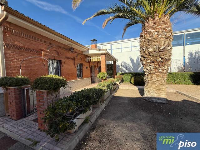 Chalet en venta en Valladolid, Soto de Medinilla. Oportunidad Chalet Independiente de cinco dormitorios, dos baños. Chalets.