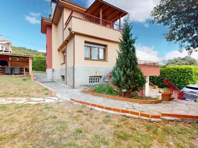 Chalet en venta en Valle de Mena. Chalet en urbanización con piscina. Chalets Valle de.