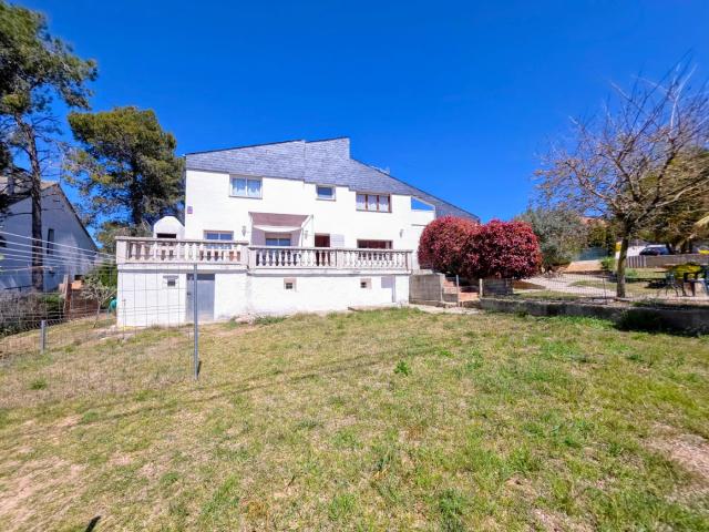 Chalet en venta en Vallirana. ¡ Casa con vistas y mucho sol!. Chalets.