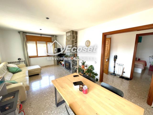 Chalet en venta en Vallirana. Casa en una sola planta con gran parcela de 1.050 m² en Vallirana. Chalets.