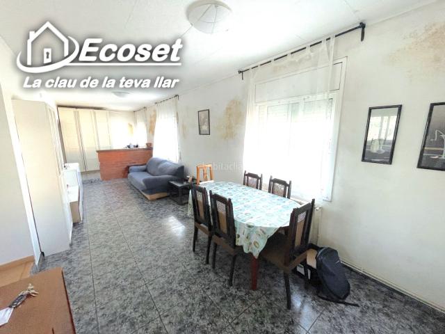 Chalet en venta en Vallirana. Casa para reformar con gran terreno en Olesa de Bonesvalls. Chalets.
