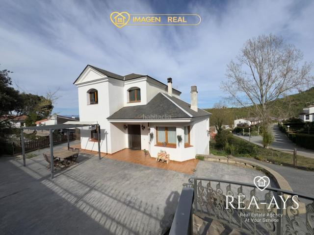 Chalet en venta en Vallirana. Casa unifamiliar en gran parcela A 30 min. de Barcelona. Chalets.