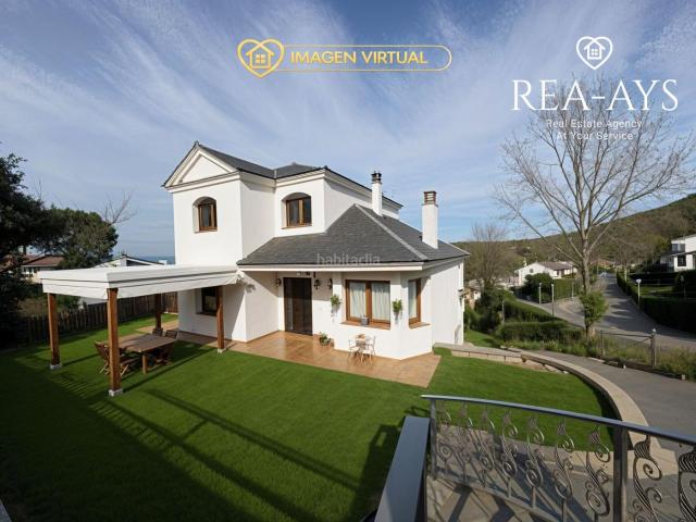 Chalet en venta en Vallirana. Casa unifamiliar en gran parcela A 30 min. de Barcelona. Chalets.