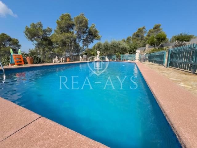Chalet en venta en Vallirana. CHALET CON PISCINA Y PARCELA PLANA. Chalets.