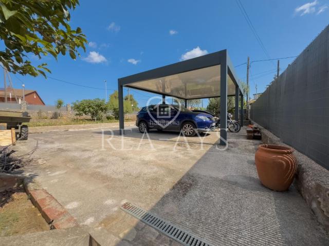 Chalet en venta en Vallirana. CHALET CON PISCINA Y PARCELA PLANA. Chalets.