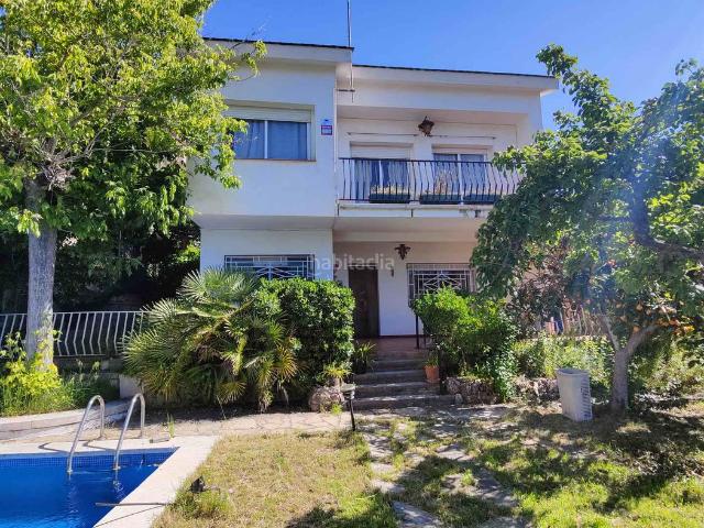 Chalet en venta en Vallirana. EN VALL DEL SOL JUNTO CASCO URBANO CON PISCINA. Chalets.