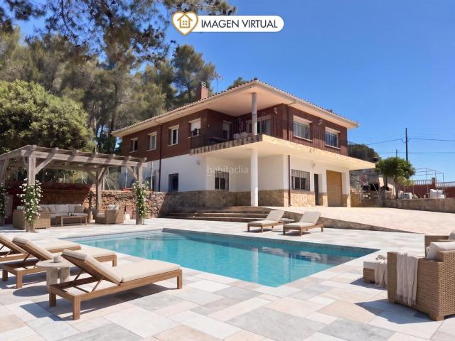 Chalet en venta en Vallirana. Espectacular casa independiente con dos viviendas, gran parcela y vistas, a solo 30 min de Barcelona. Chalets.