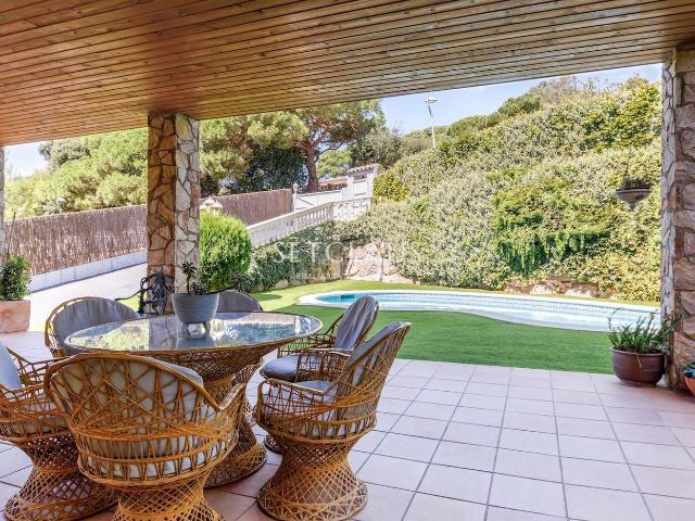 Chalet en venta en Vallromanes. Casa independiente con piscina y privacidad junto al Golf de Vallromanes. Chalets.