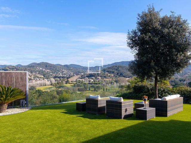 Chalet en venta en Vallromanes. Exclusiva casa de una planta con piscina y vistas en venta en el Golf de Vallromanes. Chalets.