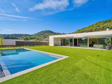 Chalet en venta en Vallromanes. Exclusiva Villa con Vistas Panorámicas al prestigioso Campo de Golf de Vallromanes. Chalets.