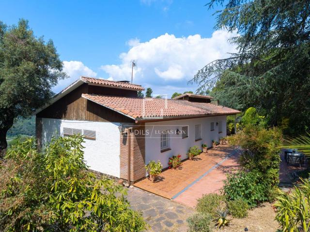 Chalet en venta en Vallromanes. Fantástica casa mediterránea con piscina, pista de tenis, vistas abiertas y parcela edificable en venta en Vallromanes. Chalets.