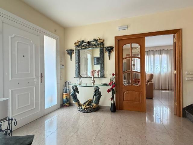 Chalet en venta en Vallromanes. Oportunidad Casa independiente en Vallromanes con más de 490 m2 construidos sobre parcela de más de 800 m2!. Chalets.