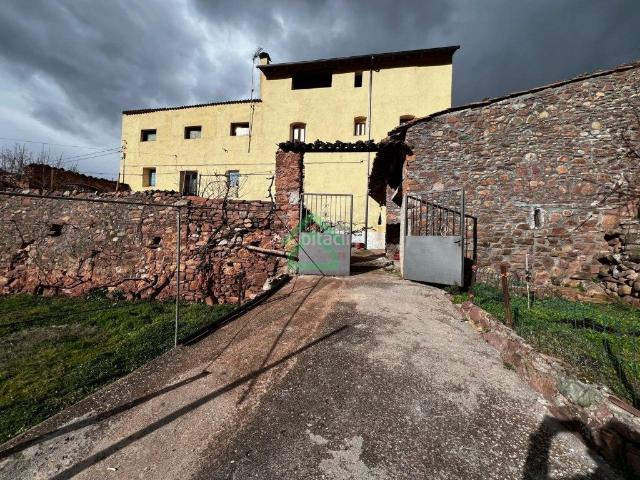 Chalet en venta en Valls d´Aguilar Les. Casa de pueblo gigante almacenes con futuro en Noves de Segre. Chalets Valls d´Aguilar.