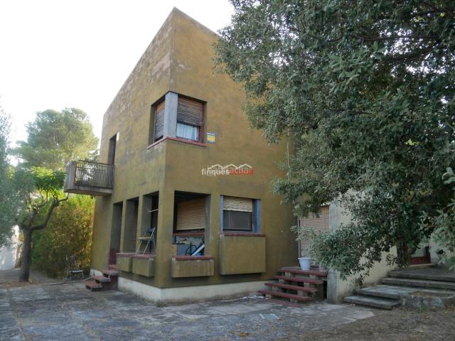 Chalet en venta en Valls. VIVE EN EL CENTRO DE VALLS ¡CON PISCINA, MÁS DE 3.000 m² DE PARCELA Y POSIBILIDAD DE CONSTRUIR OTRA VIVIENDA!. Chalets.