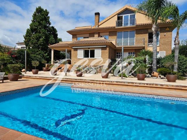 Chalet en venta en Vendrell El, Bonavista Costa Dorada. Espectacular casa unifamiliar en Urbanización Bonavista. Chalets Vendrell.