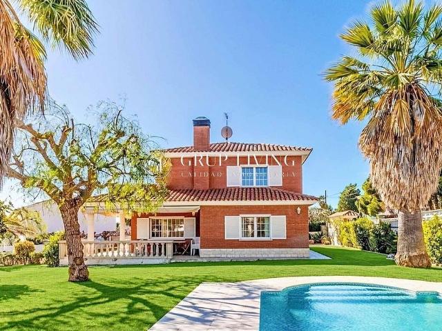 Chalet en venta en calle Ausias March, Vendrell, El, de 272 m² 5 habitaciones por 749.000