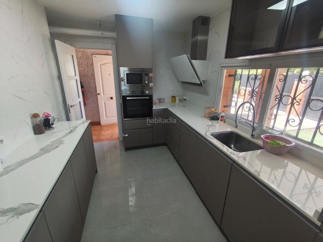 Chalet en venta en Ventas de Retamosa Las. chalet independiente con parcela y piscina a menos de 30 min de Madrid por 290.000. Chalets Ventas de Retamosa.