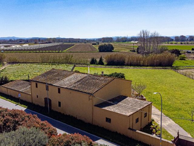 Chalet en venta en Verges. MASÍA CON AMPLIO TERRENO, PISCINA Y MÚLTIPLES POSIBILIDADES. Chalets.