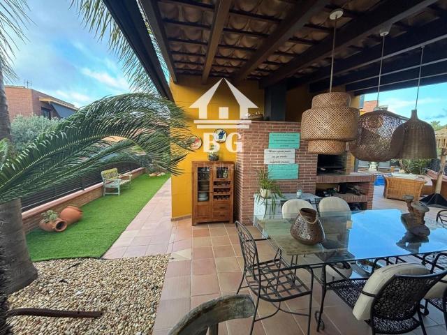 Chalet en venta en Vidreres, Aiguaviva Parc. En venta Espectacular casa con licencia turística y piscina privada cerca de la playa de Santa Cristina. Chalets.
