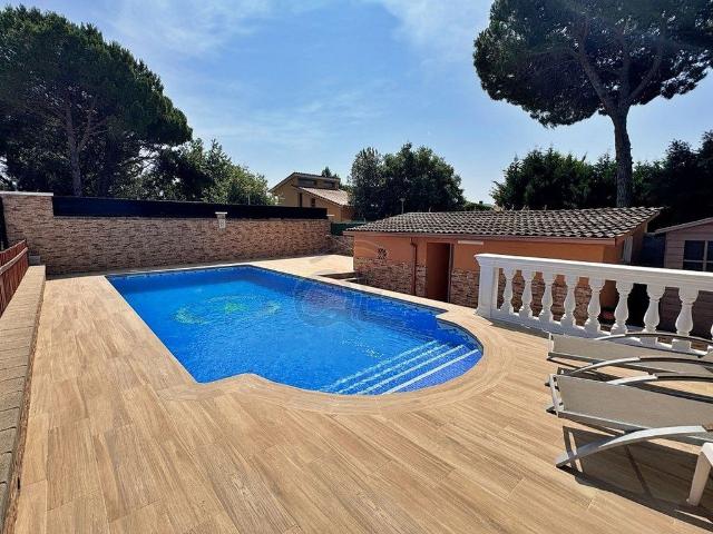 Chalet en venta en calle Lluna, Vidreres, de 120 m² 5 habitaciones por 490.000