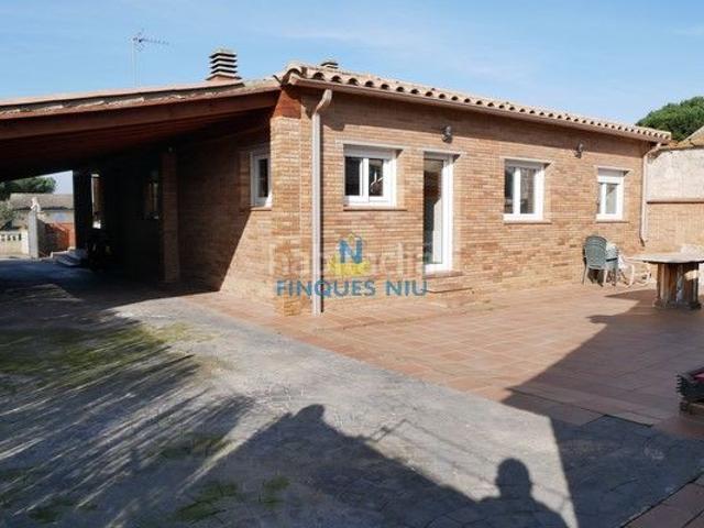 Chalet en venta en Vidreres, La Goba. Casa con apartamento independiente en La Goba. Chalets.