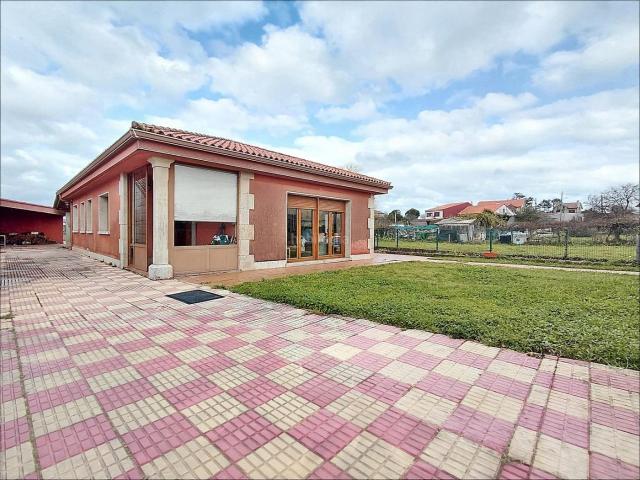Chalet en venta en Vilanova de Arousa. CHALET DE PLANTA BAJA EN VILANOVA DE AROUSA Confort, Intimidad y Vivienda Auxiliar Independiente. Chalets Vilanova de.